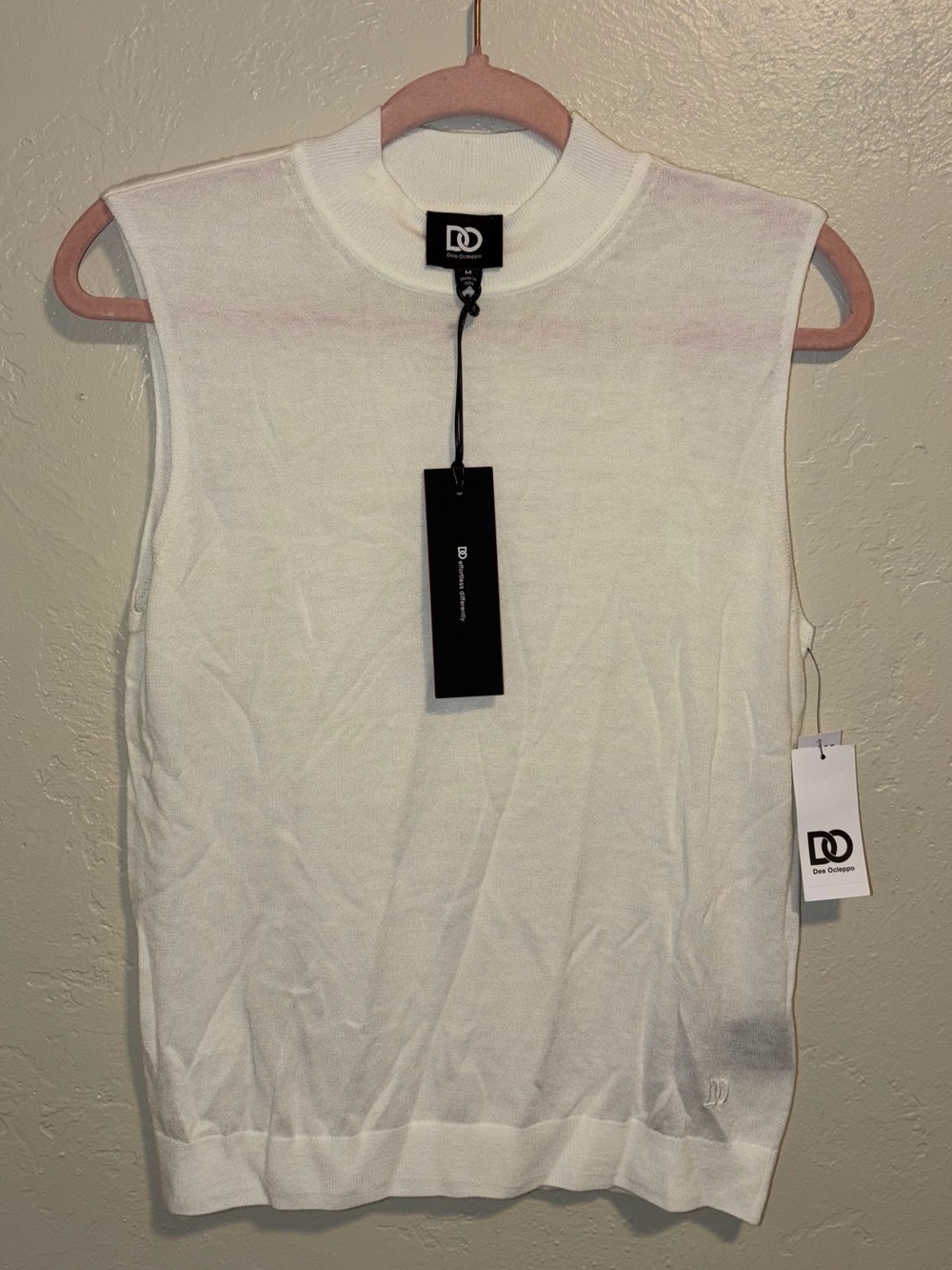Dee ocleppo Contrast-Tag White Sleeveless Knit Shirt